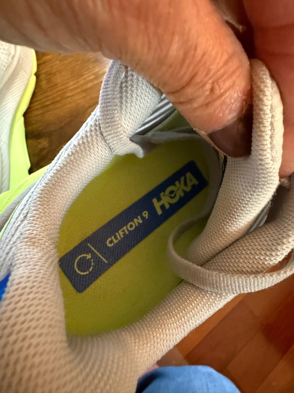 Kid’s Hoka Clifton 9 running shoes in a grey, cobalt blue, neon yellow, sz 4.5 - Picture 8 of 9